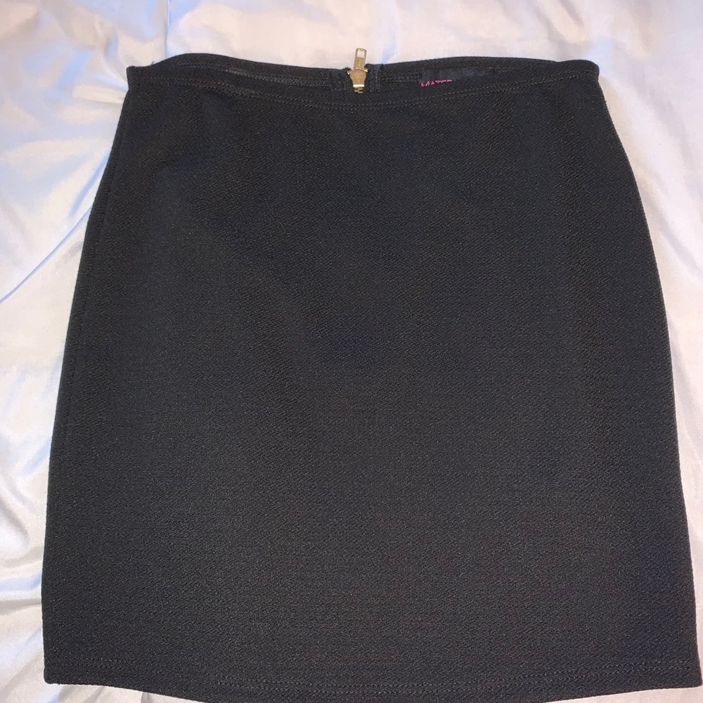Black fitted skirt